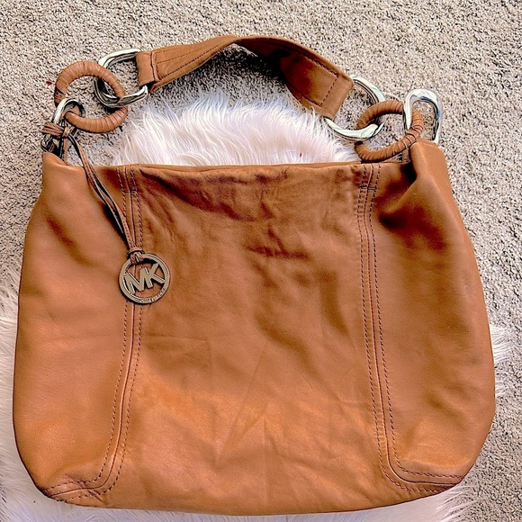 Michael Kors Oversized Leather ID Chain Hobo Camel Leather Bag EUC - Picture 1 of 16